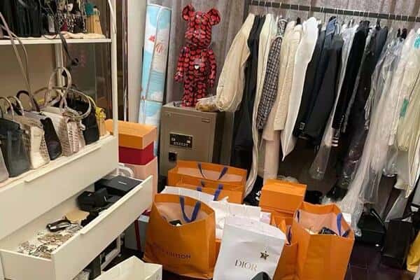 砚山县回收一线品牌衣服.jpg